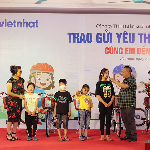 Việt Nhật trao tặng hơn 600 xe đạp tới con em cán bộ nhân viên