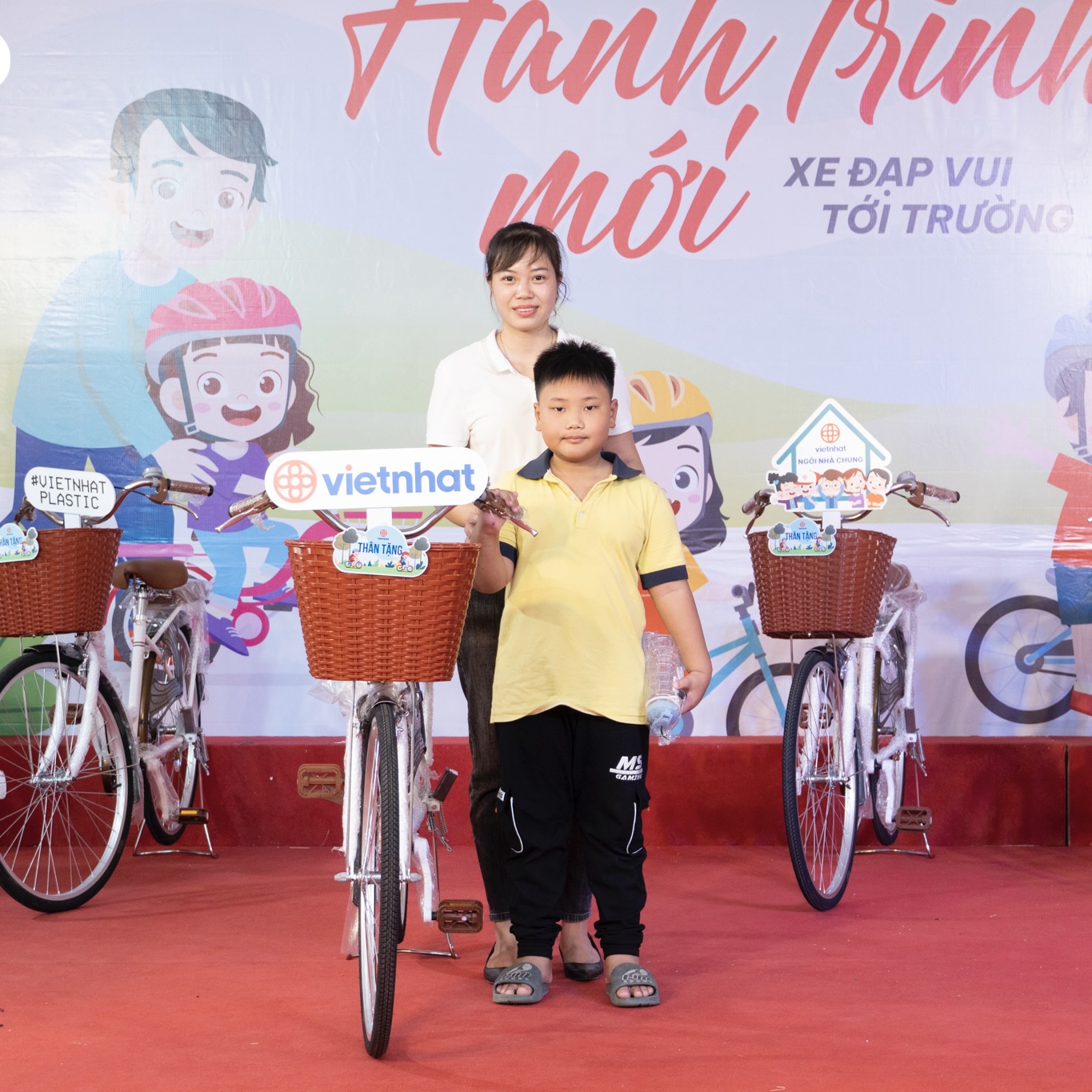 Trao tặng 300 xe đạp cho con của cán bộ công nhân viên Nhựa Việt Nhật