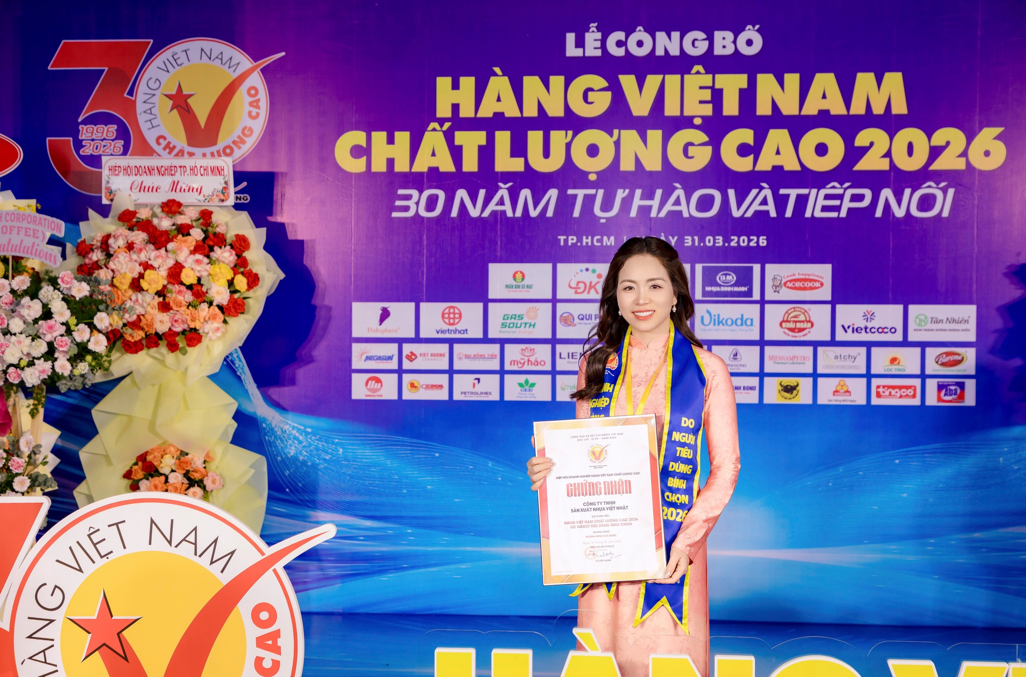 NHỰA VIỆT NHẬT TỰ HÀO 13 NĂM LIÊN TIẾP ĐẠT DANH HIỆU HÀNG VIỆT NAM CHẤT LƯỢNG CAO DO NGƯỜI TIÊU DÙNG BÌNH CHỌN