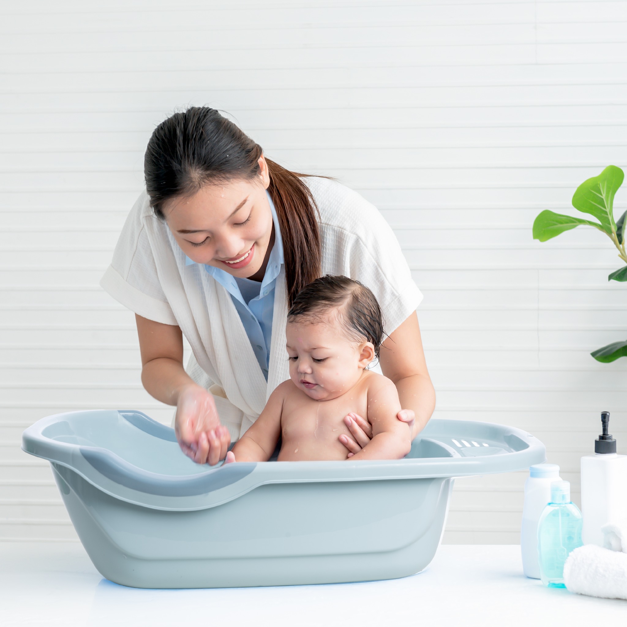 TRẺ SỢ TẮM PHẢI LÀM SAO? MÁCH MẸ 5 TUYỆT CHIÊU "DỖ" BÉ ĐI TẮM CỰC DỄ DÀNG