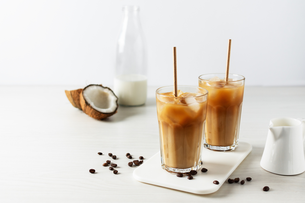 CÔNG THỨC CAFE CỐT DỪA NGON CHUẨN VỊ CHO FAN BÓNG ĐÁ THỨC ĐÊM