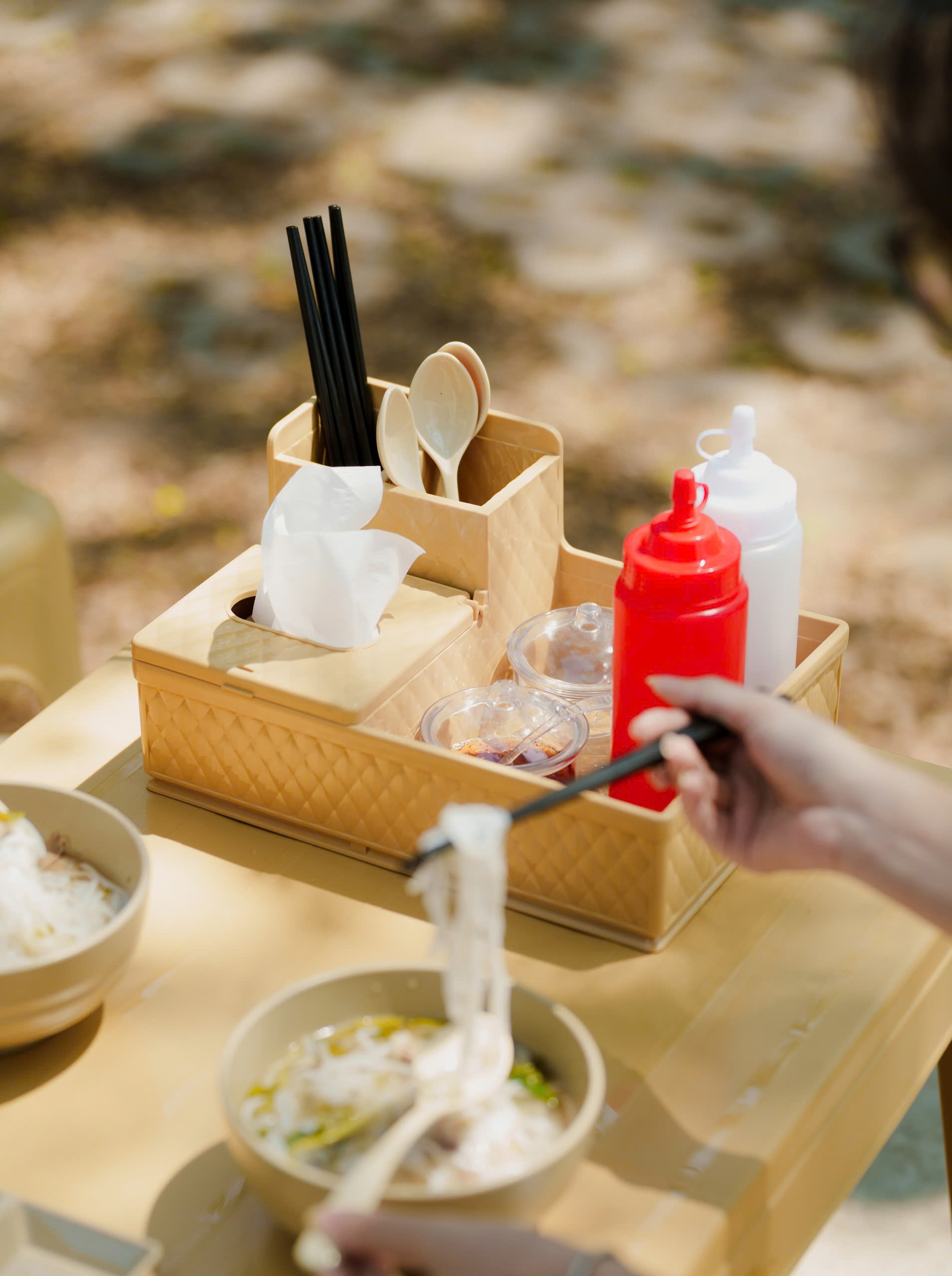 tối ưu bàn ăn bằng phụ kiện đa năng để thiết kế quán ăn