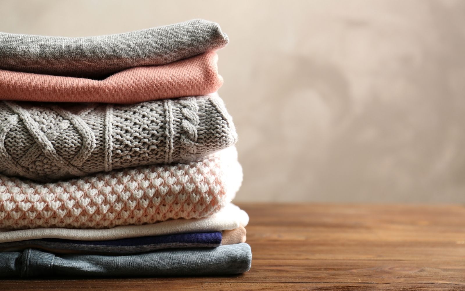 Phân loại quần áo mùa đông trước khi cất trữ