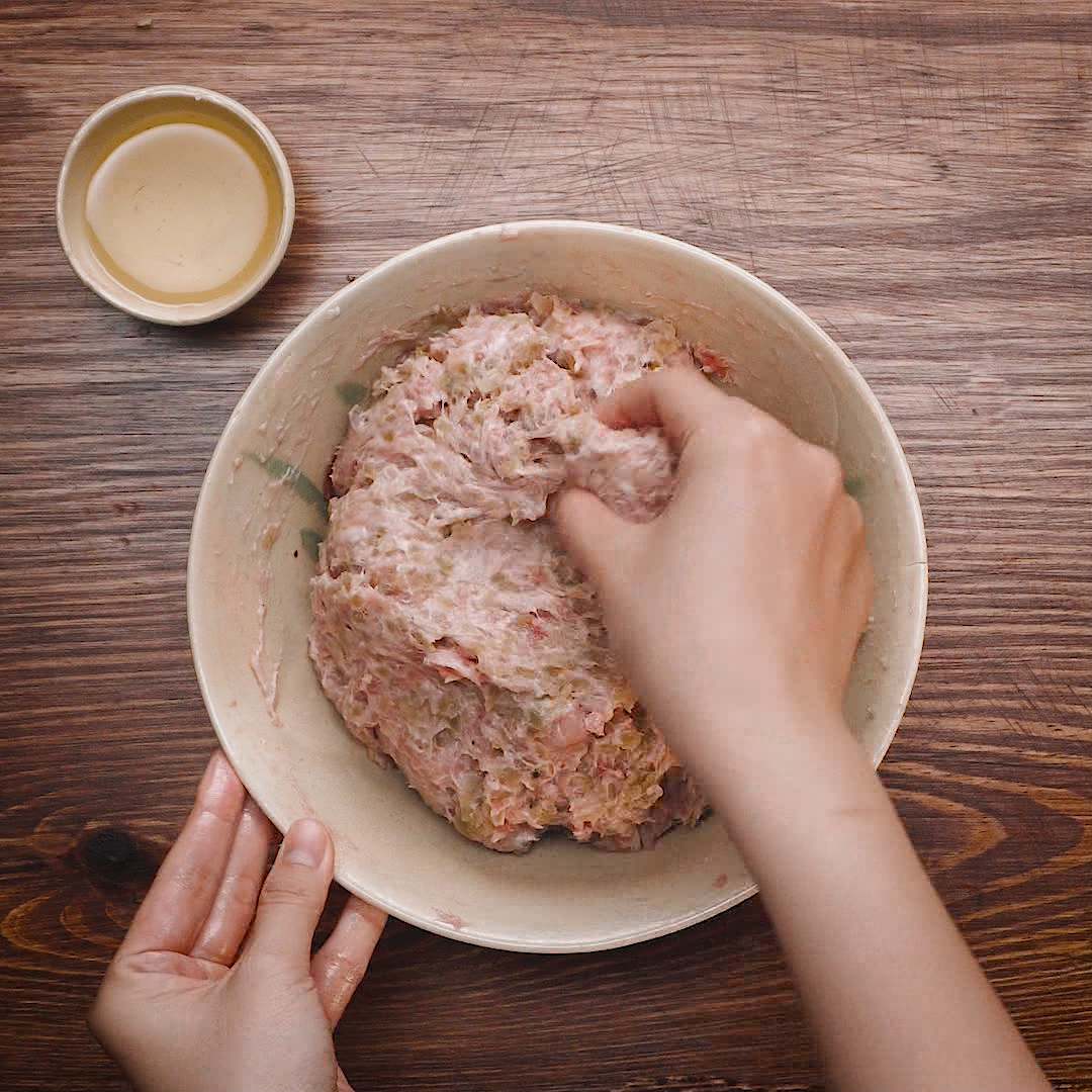 Trộn nguyên liệu làm chả cốm
