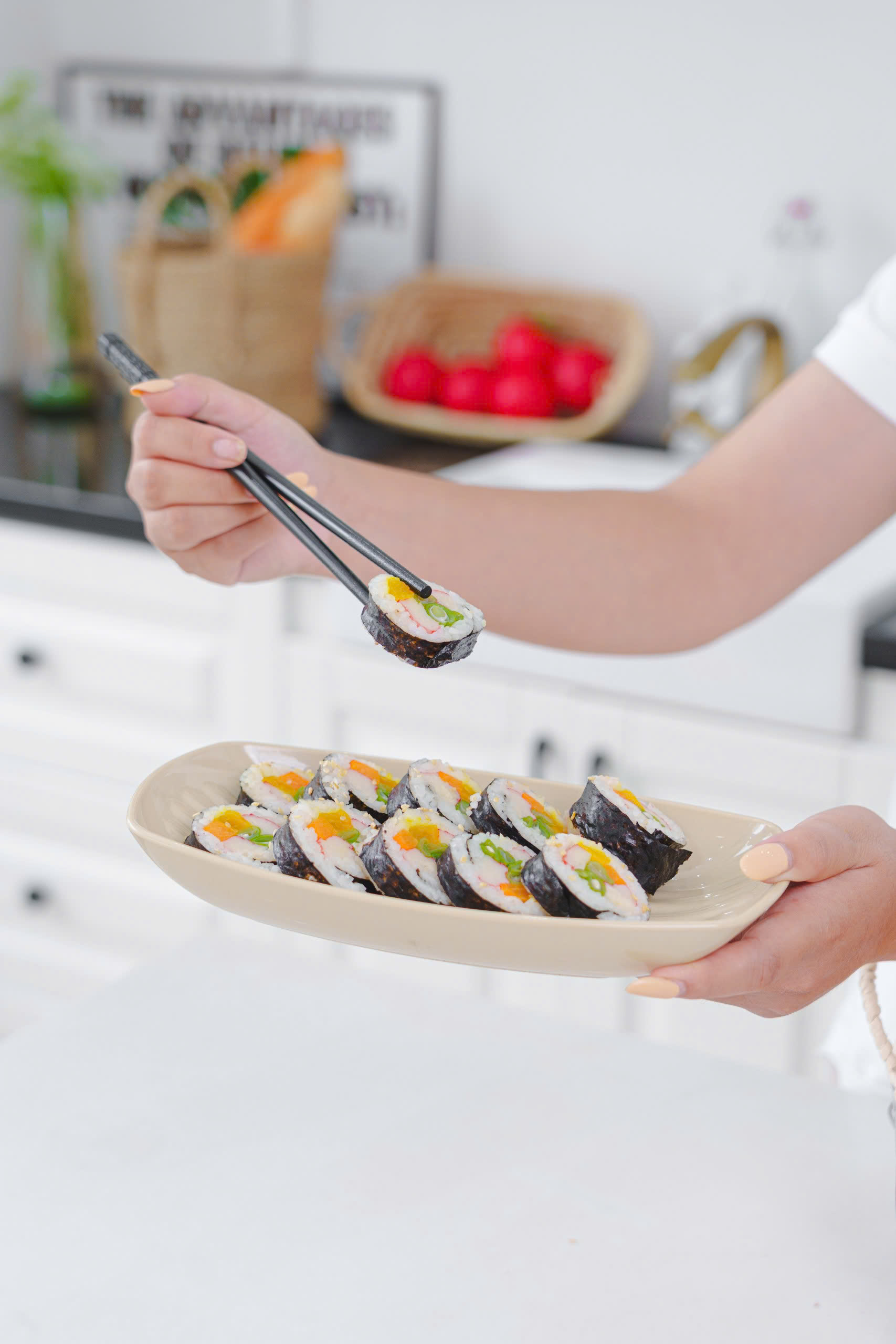 thưởng thức kimbap rau củ