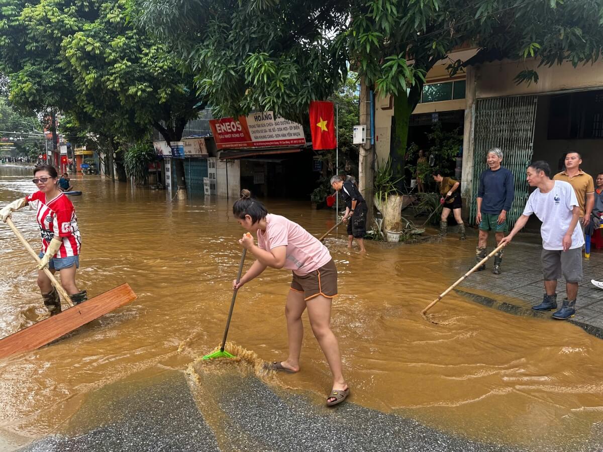 không để bùn đất khô cứng