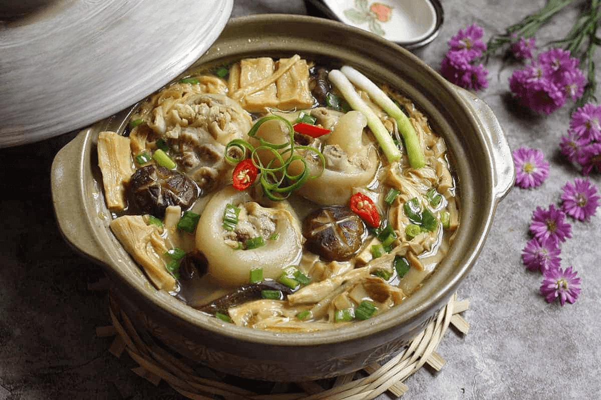 Canh gà nấu măng